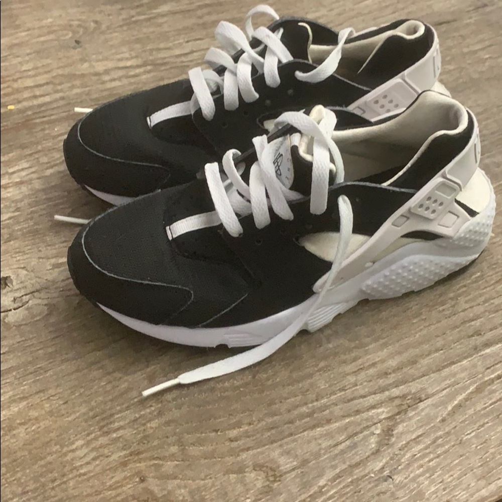 Girls black and white huaraches